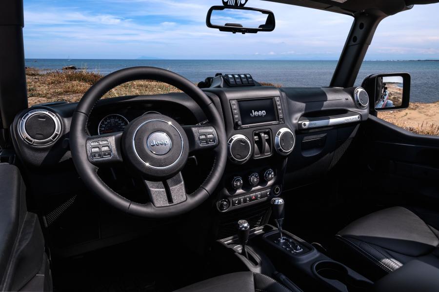 Торпедо Jeep Wrangler Carabinieri (JK) 2018 года  (фото 5 из 17)